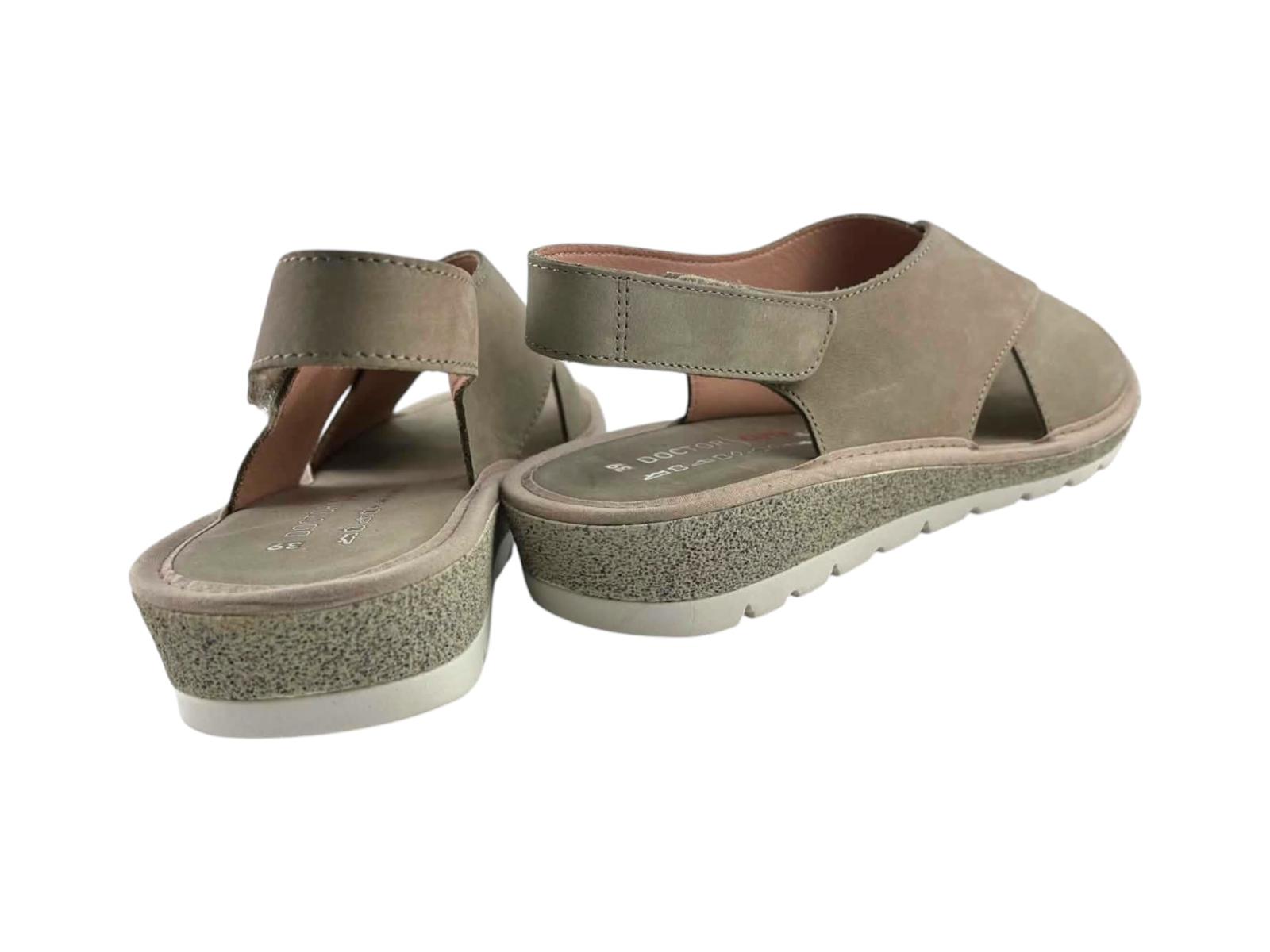 Detalle del cierre de velcro ajustable en el talón y la cuña amortiguadora de las sandalias Cutillas para mujer en color taupe.