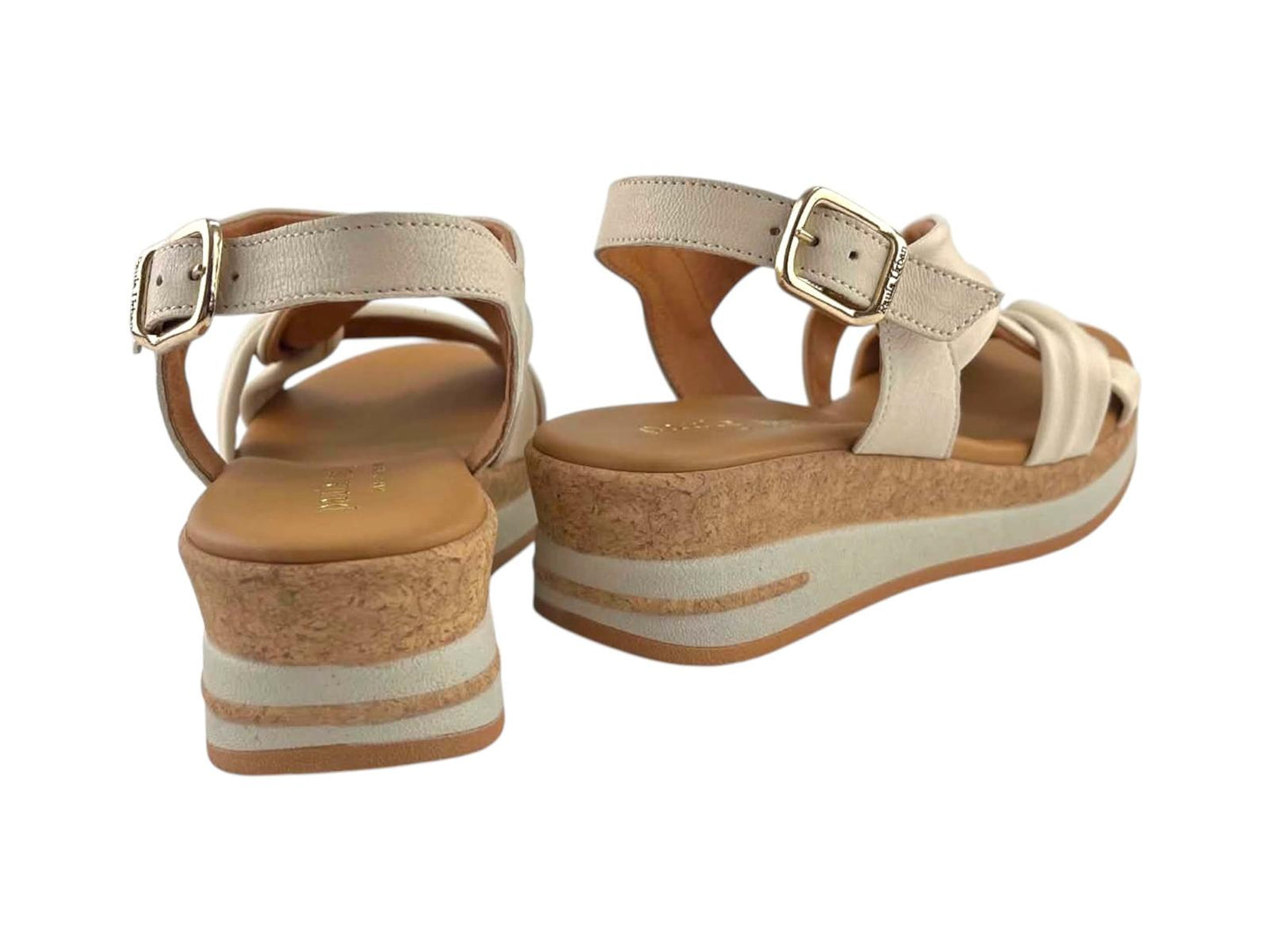 Vista trasera de las sandalias Paula Urban para mujer,  resaltando el cierre de hebilla dorada y la cuña con acabado de corcho natural.