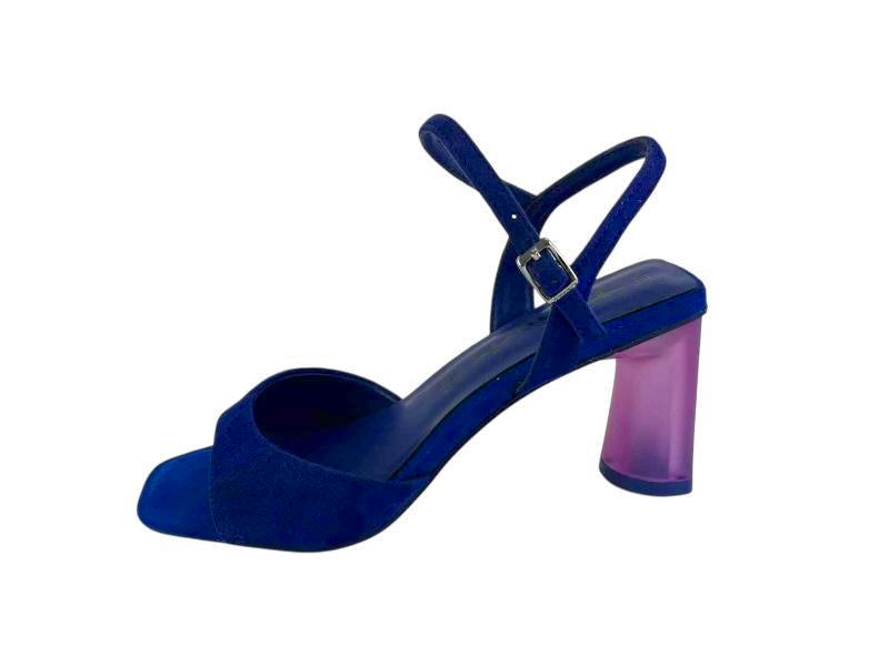 Sandalias de fiesta en color azul, muy cómodas y elegantes, con pala lisa y abotonadura al tobillo, tacón de metacrilato muy cómodo y plantilla acolchada. 