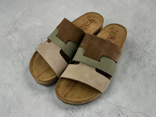 Vista superior de sandalias Yokono con tiras de piel multicolores (marrón, verde, taupe) y plantilla anatómica de corcho.