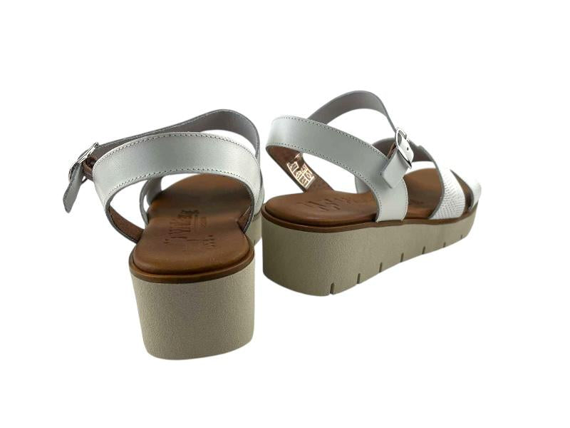 Sandalias blancas cómodas, para mujer, en piel con plataforma en color beige, plantilla en gel color beige y cierre de pulsera al tobillo regulable por hebillas.