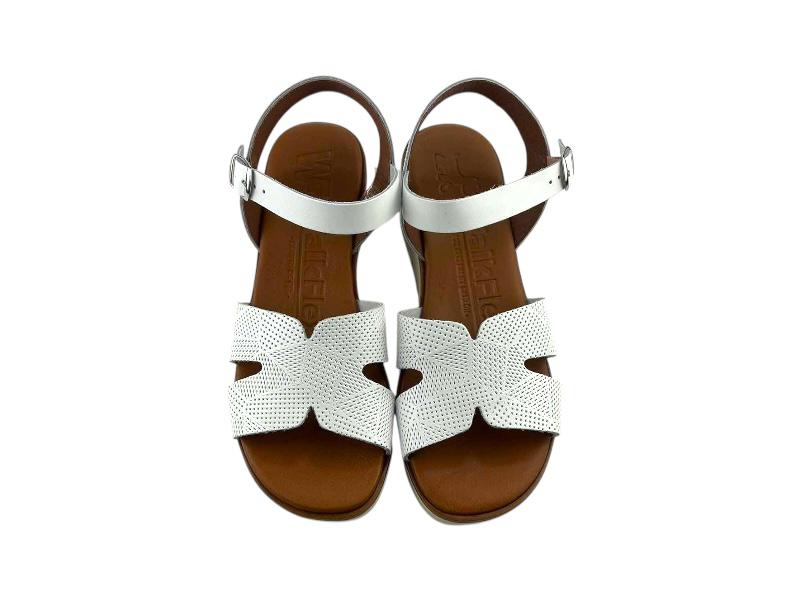 Sandalias de mujer blancas, con plataforma, planta en gel color caramelo, pala en fino troquelado y cierre ajustable por hebillas al tobillo.