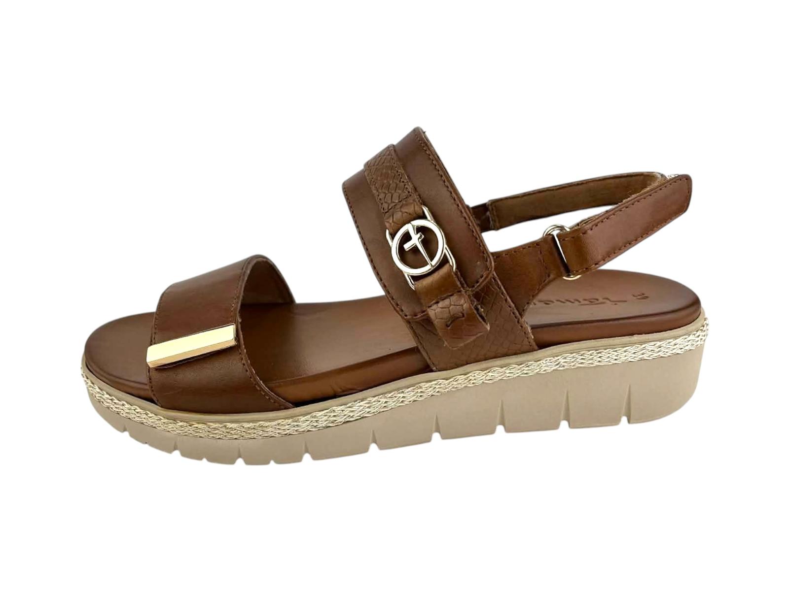 Foto lateral de sandalia de mujer en color cuero marrón destacando la pala con velcro regulable y la suela de plataforma beige con textura de yute.
