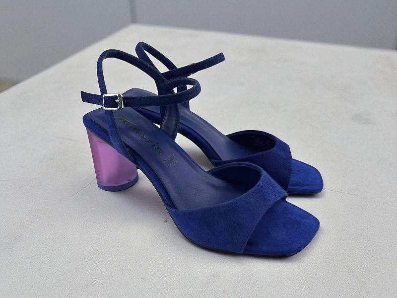 Sandalias elegantes en piel ante color azul, con pulsera en el tobillo, corte liso. Tacón de metacrilato geométrico muy elegante.