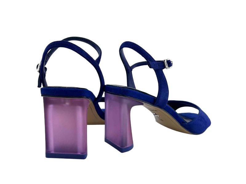 Sandalias de fiesta, muy cómodas y elegantes, con pala lisa y abotonadura al tobillo, tacón de metacrilato muy cómodo y plantilla acolchada. Abotonadura al tobillo con hebilla.