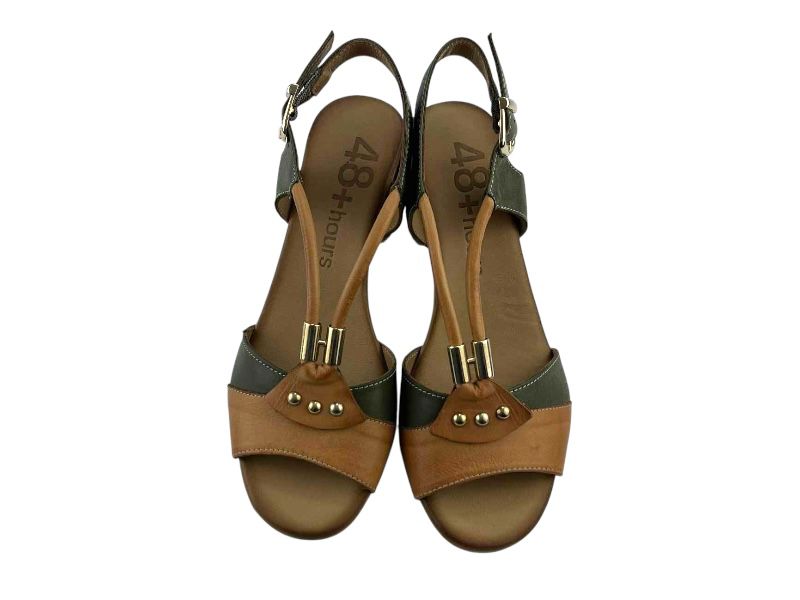 Sandalias de piel de mujer bicolor. Sandalias cómodas, con abotonadura de hebilla en el tobillo.