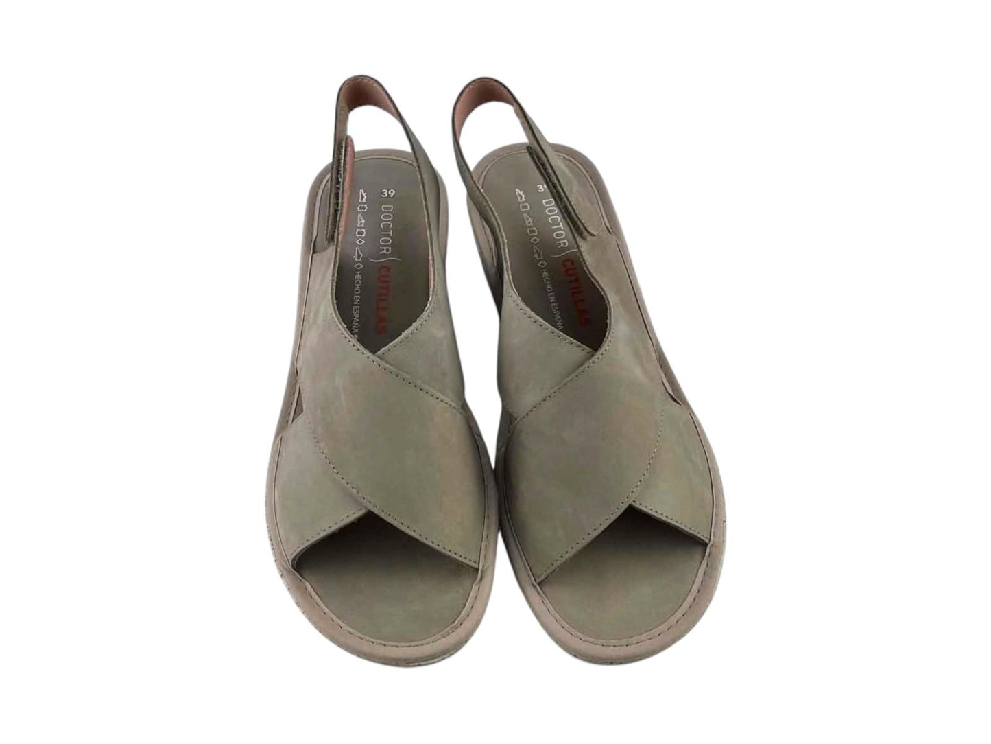 Vista cenital del par de sandalias para mujer en color taupe, donde se aprecia el logotipo de Doctor Cutillas y la plantilla ergonómica.