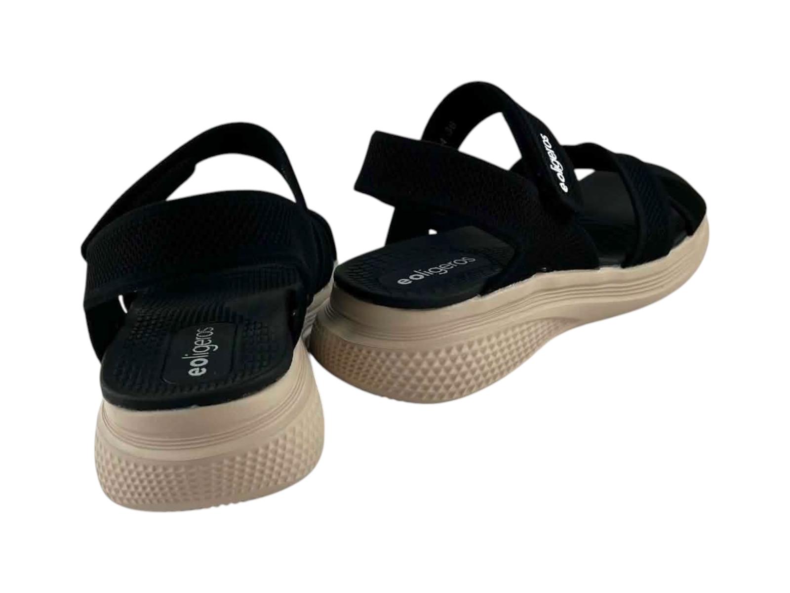Vista trasera de las sandalias de mujer negras que muestra el grosor de la suela amortiguadora y el diseño del talón para una sujeción óptima.