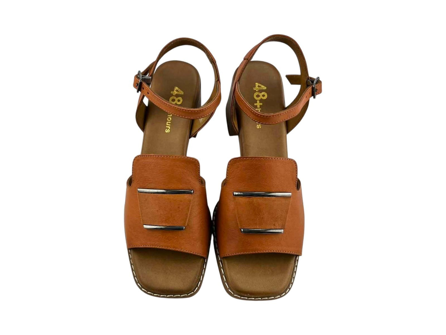 Sandalias de piel color camel para mujer con puntera cuadrada, dos apliques metálicos decorativos y tacón bloque estable.