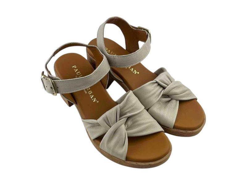 Foto de unas sandalias color beige de la marca Paula Urban con nudo, hebillas y tacón medio cuadrado.