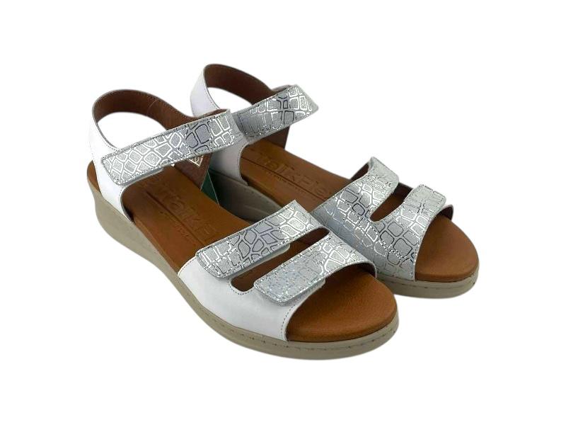 Sandalias en piel, color blanco y plata para mujer,  muy cómodas, regulables en pala y tobillo con cierre de velcro. Suela color gris. con detalle de cosido.