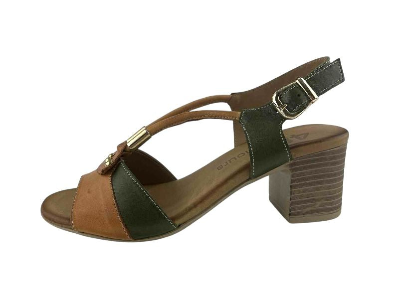 Sandalias de diseño, en piel bicolor, color cuero y verde oliva, con detalle de cordones en el empeine y detalles metálicos. Abotonadura al tobillo.