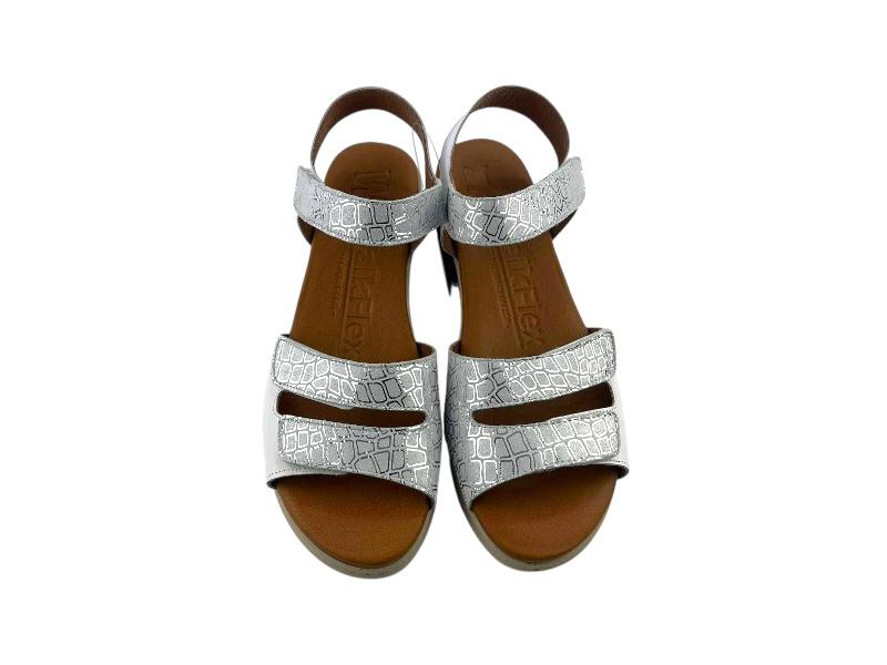 Sandalias blancas ergonómicas de mujer, en piel, con cierre de velcro regulable  en empeine y pala color plata y  plantilla acolchada color caramelo muy cómoda.