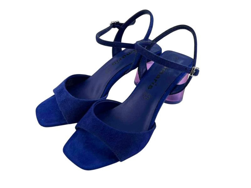 Sandalias de vestir, muy cómodas y elegantes, con pala lisa y abotonadura al tobillo, tacón de metacrilato muy cómodo y plantilla acolchada.