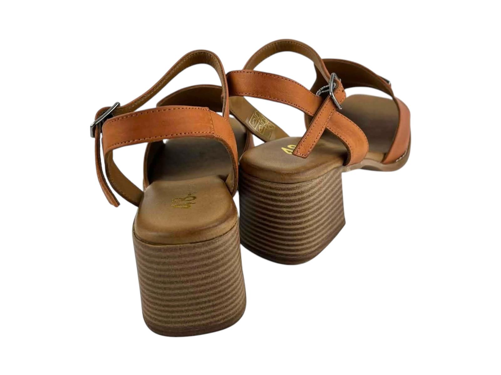 Elegante sandalias casual de tacón medio en tono cuero, perfecta para caminar todo el día con estilo y comodidad absoluta.