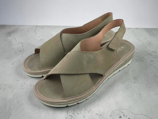 Par de sandalias Cutillas para mujer, en color taupe, de tiras cruzadas; un calzado ligero y flexible ideal para uso diario.