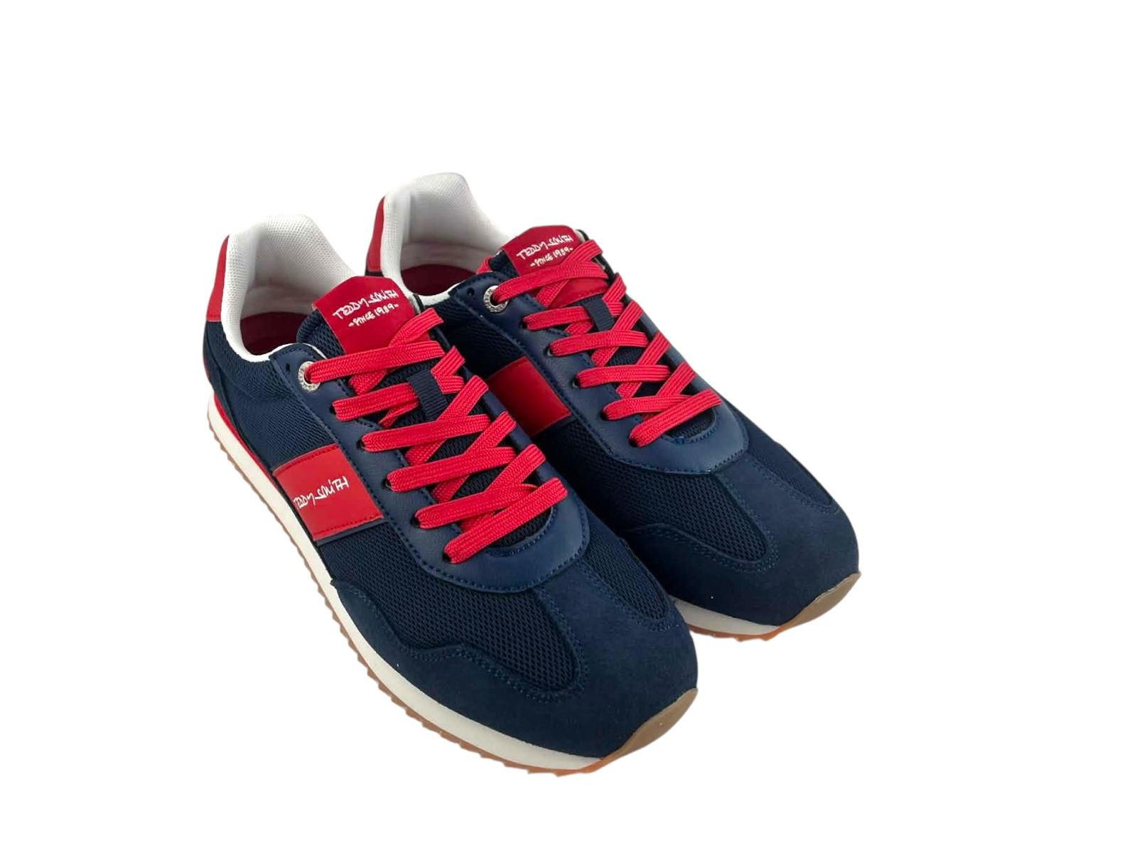 Vista diagonal de un par de zapatillas Teddy Smith 1989 para hombre  azules y rojas sobre fondo blanco. Estilo casual retro.⁠