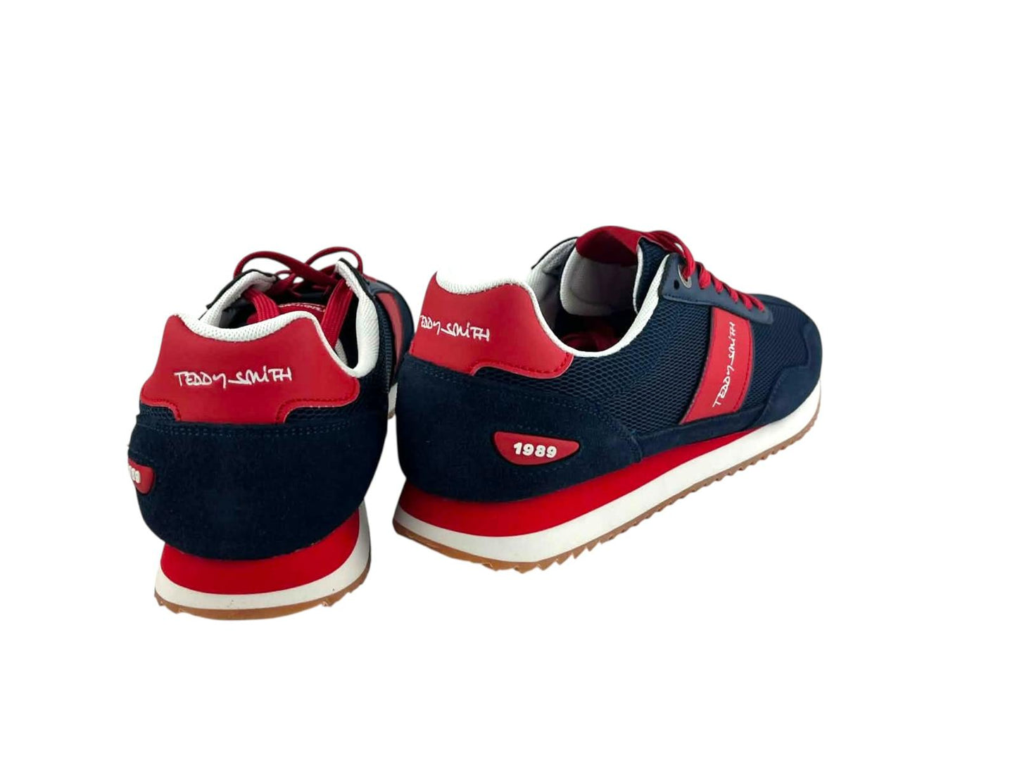⁠Par de sneakers Teddy Smith 1989 mostrando el talón rojo con el texto 1989 y logo bordado. Vista trasera del par completo.⁠