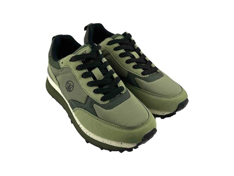 Zapatillas de calle de la marca Pepe Moll, en tonos verdes y cordones negros, suela antideslizante y cordones negros. Logo de la marca en el lateral y en la lengüeta.
