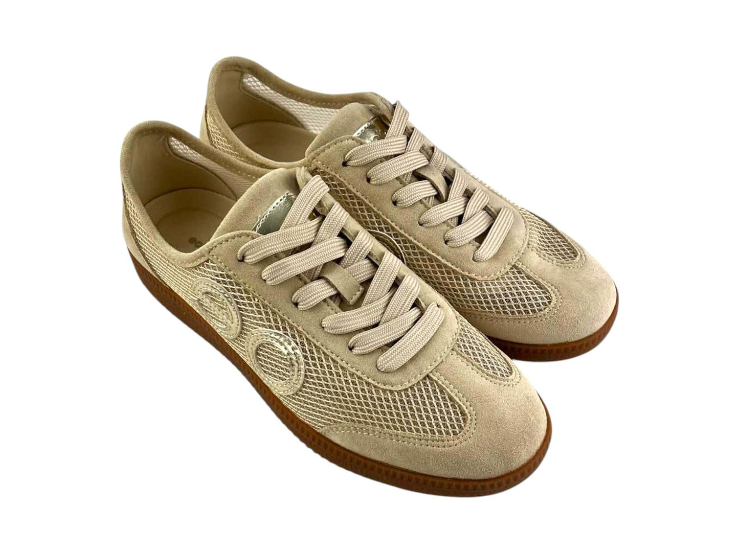 Vista lateral de sneakers transpirables con diseño de red, cordones a tono y suela retro de caucho antideslizante.