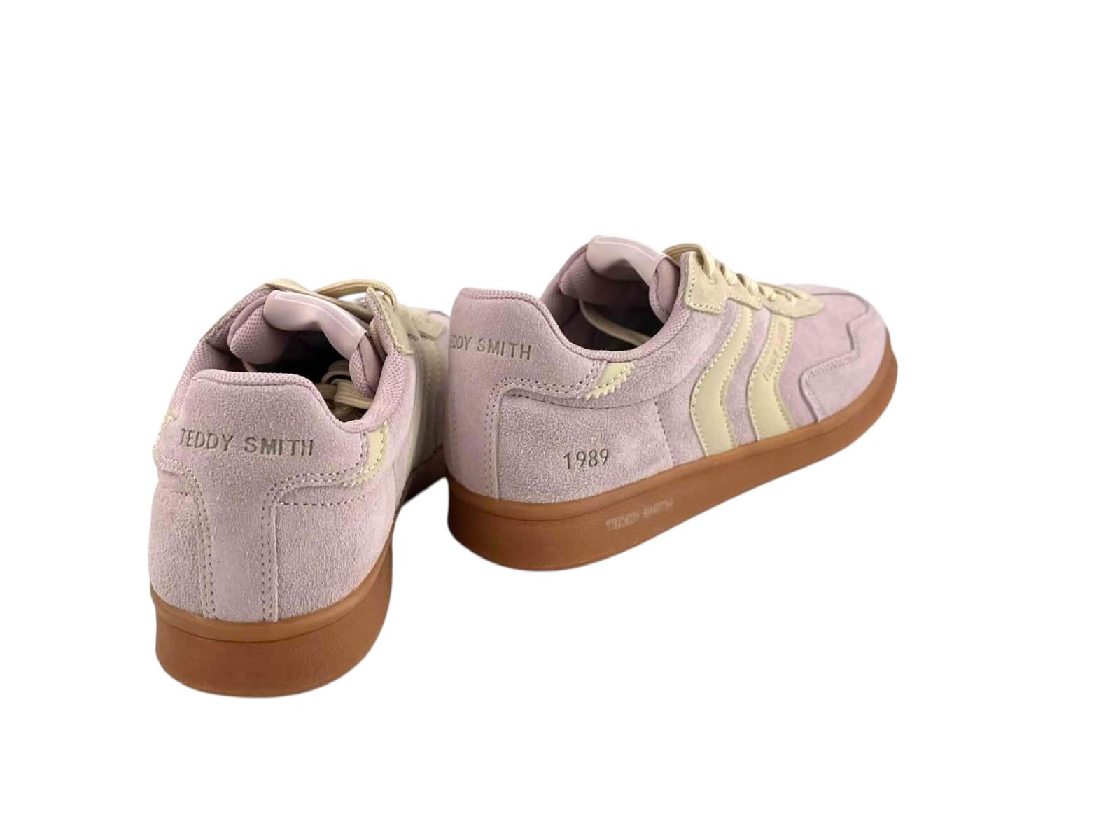 Vista por la parte de atrás de unas zapatillas Teddy Smith en ante rosa empolvado y amarillo suave, con cordones, suela gum y detalles en logo de la marca en la legüeta y talón.