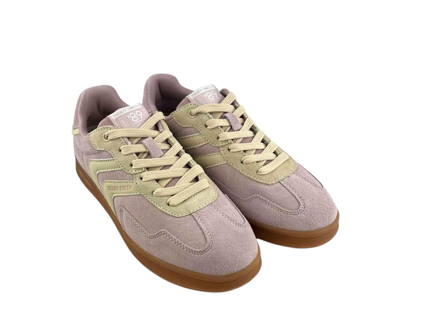  Vista lateral de una zapatilla  Teddy Smith de estilo retro casual con rayas laterales amarillo suave y suela gum caramelo.