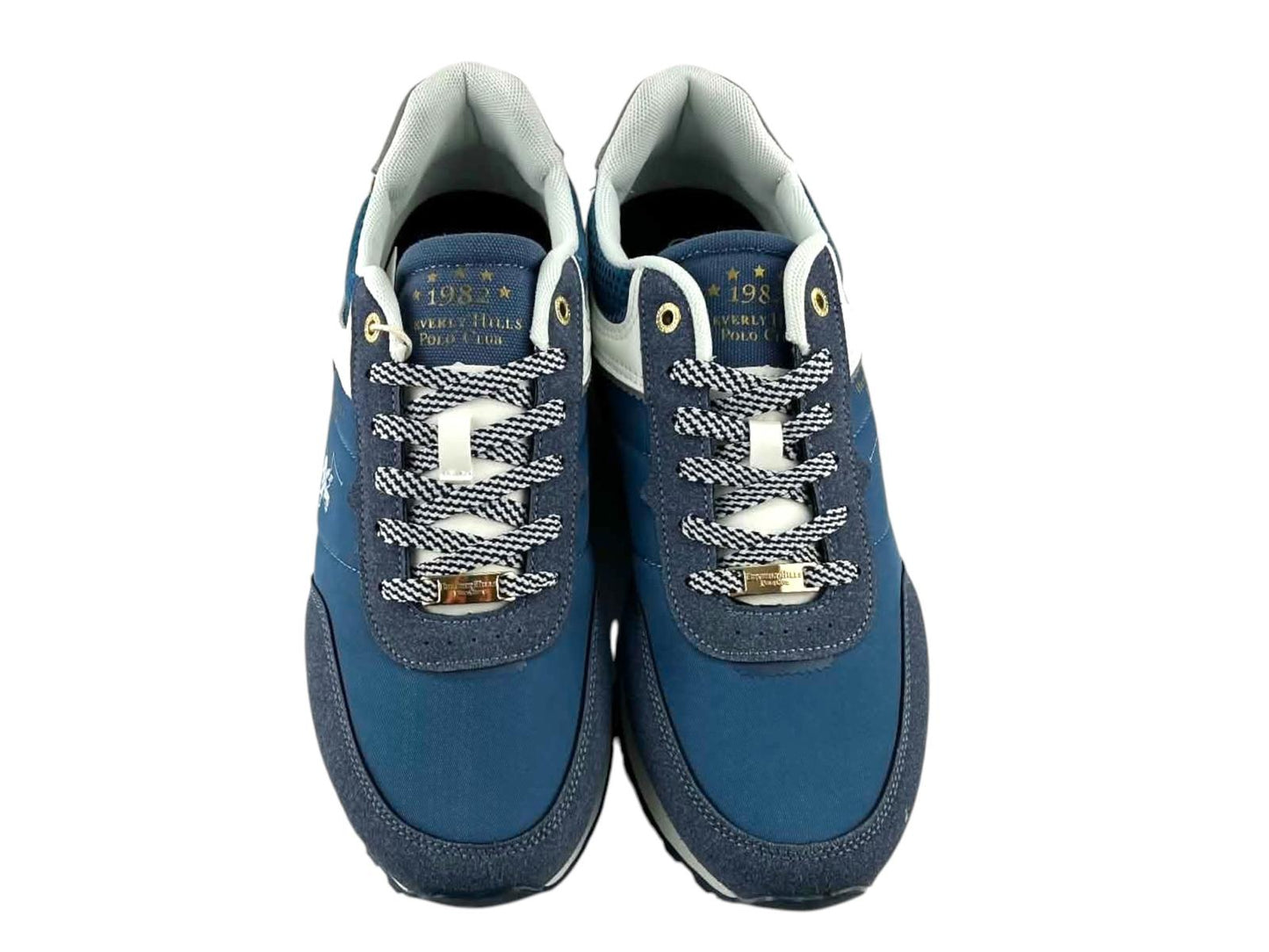 Vista cenital del par de sneakers de marca Beverly Hills Polo Club para hombre, mostrando la horma anatómica, los cordones bicolor y el forro interior acolchado.
