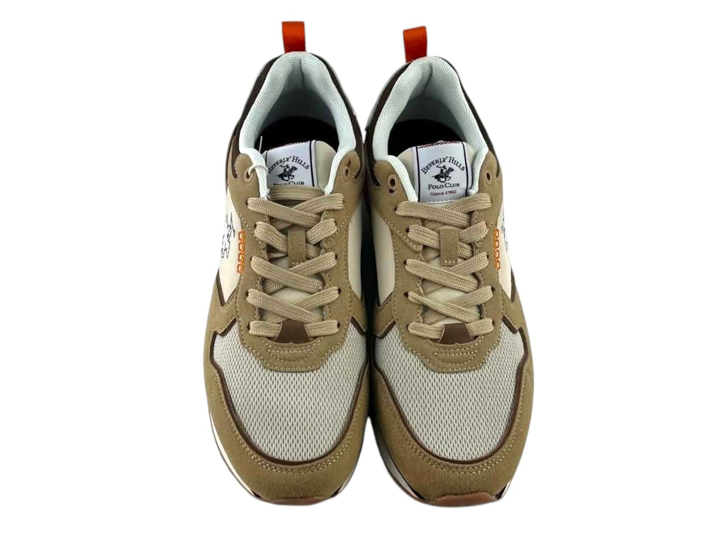 Vista cenital del par de zapatillas de hombre, de la marca Beverly Hills Polo Club donde se aprecia la horma ergonómica, los cordones y la textura textil en color beige y blanco roto.