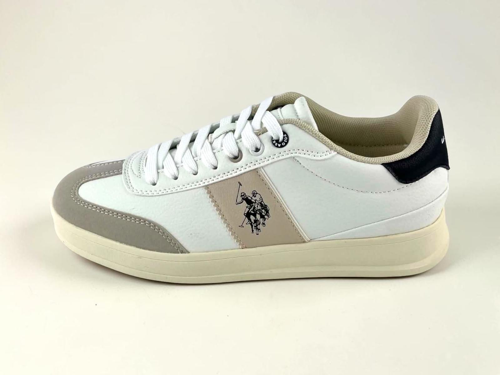 Zapatilla casual de la marca U.S. Polo Assn. para hombre en color blanco, con detalles laterales, logo de la marca y suela de goma.