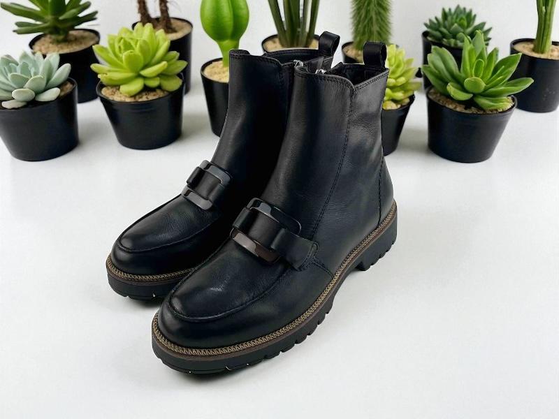 Botines negros en piel de la marca Tamaris, muy cómodos y de tendencia. Con suela track negra y cremallera lateral para su calce.