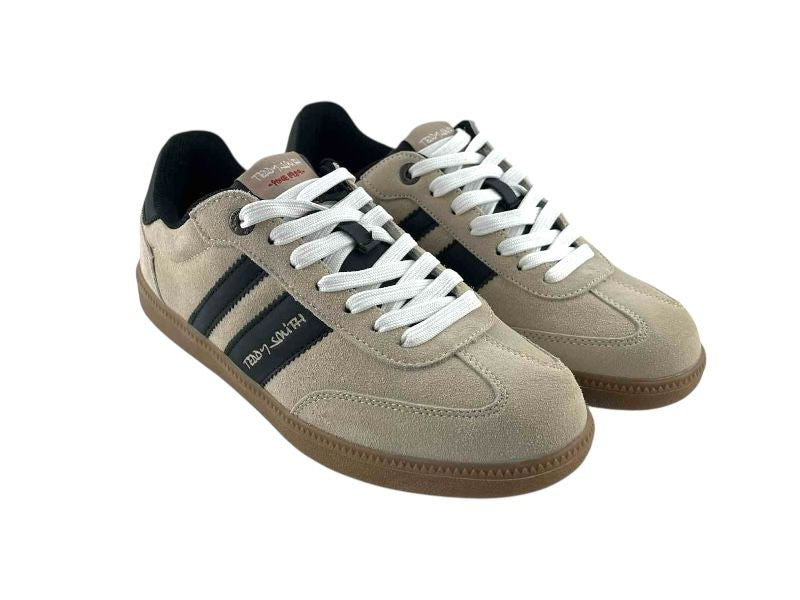 Zapatillas Teddy Smith de estilo casual de hombre, en color beige con dos franjas negras laterales y logo de la marca en color blanco. Cordones blancos y suela de goma color caramelo.