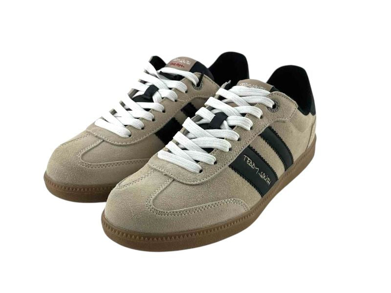 Zapatillas cómodas y elegantes de hombre, de la marca Teddy Smith,  de estilo retro, con cordones blancos y suela de goma color caramelo.
