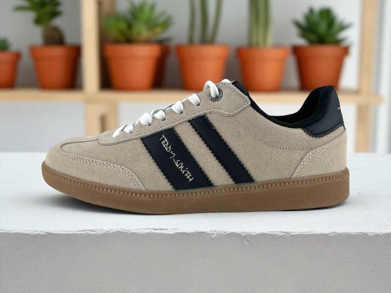 Zapatillas de hombre, estilo urbano, en ante color beige y detalles negros, con logo de la marca Teddy Smith. Suela color caramelo y cordones blancos.