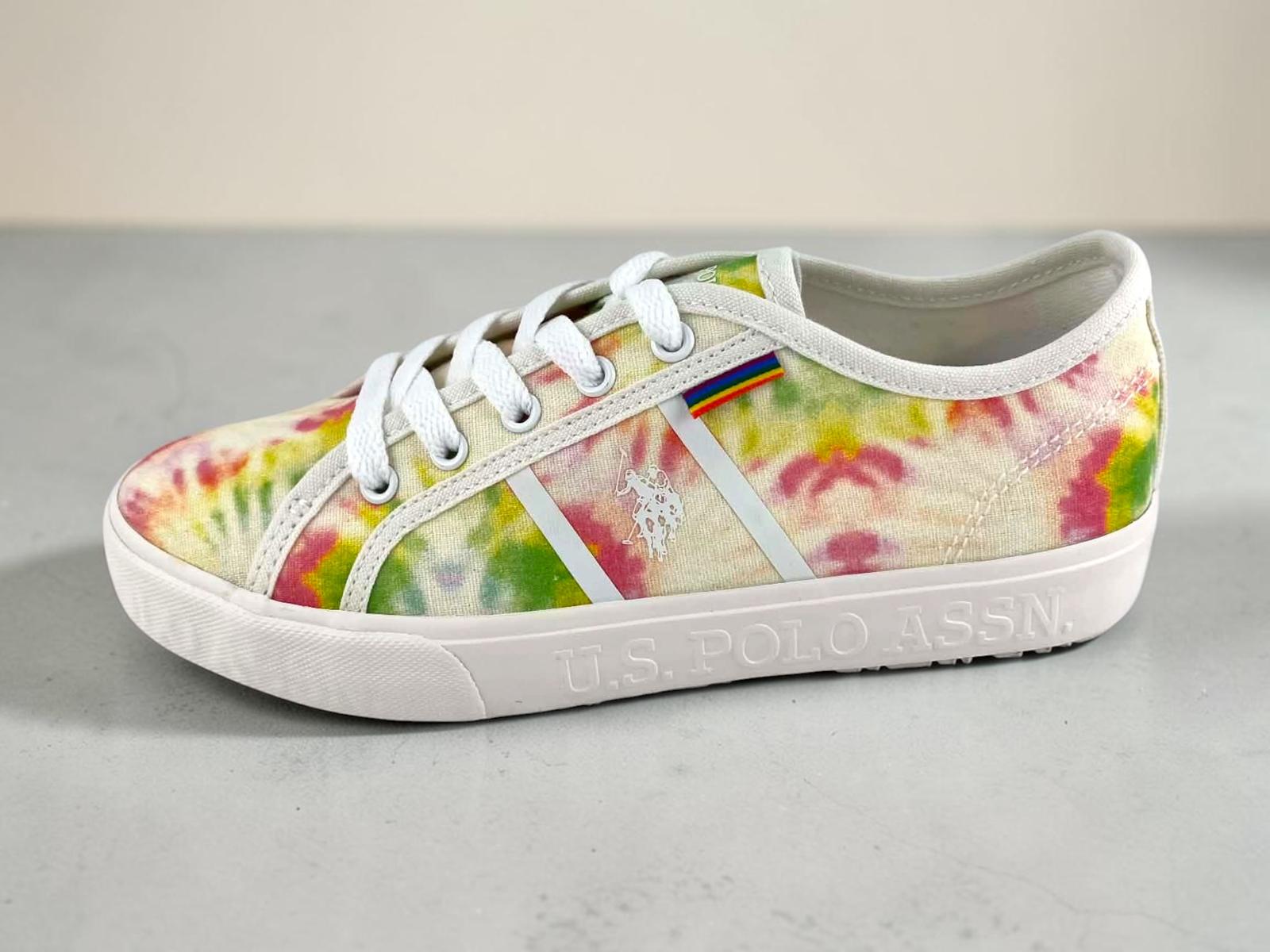 Tenis de loneta para mujer U.S. Polo Assn. color tie dye rosa y verde con logo estampado y suela de goma vulcanizada.