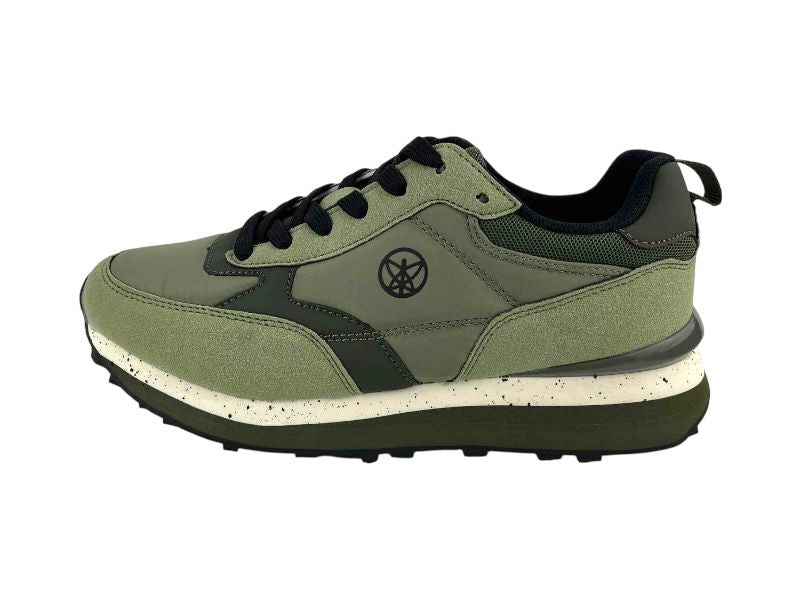 Tenis de tendencia para mujer en distintos tonos de verdes, combinado con cordones negros. Tenis muy cómodos y fáciles de combinar con cualquier outfit.