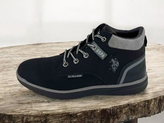 Botines de moda,  de hombre, estilo casual, suela multicolor, negra y gris y cordones bicolor, blancos y negros. Botines muy cómodos y ligeros.