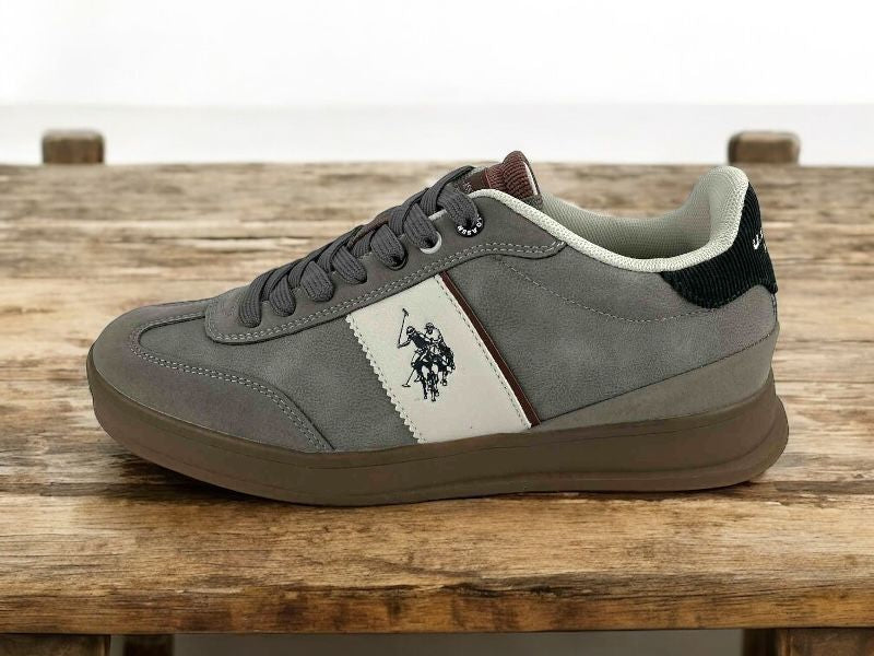 Zapatillas de hombre, estilo casual de la marca U.S. Polo.Assn. color gris con detalles en marrón, café y blanco. Sneakers en piel sintética de diseño clásica.