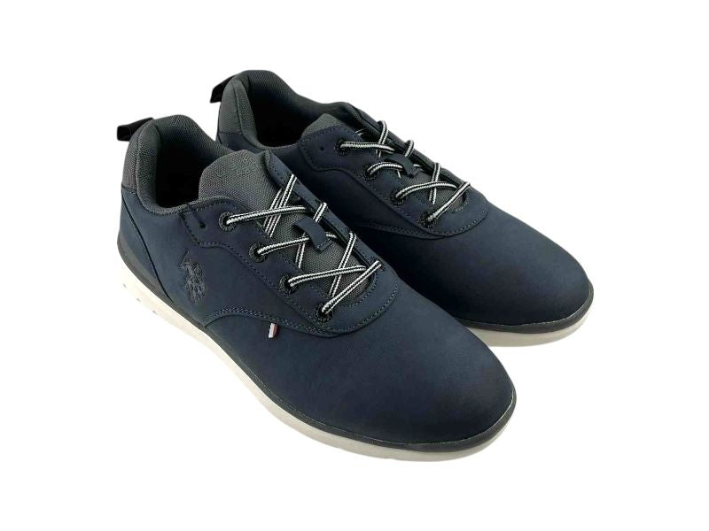 Botines cómodos, de hombre, de la marca U.S.Polo, en ecopiel, azul marino y suela blanca, con cordones bicolor, blanco y negro. Logo de la marca en la lengüeta, laterales y talón. 