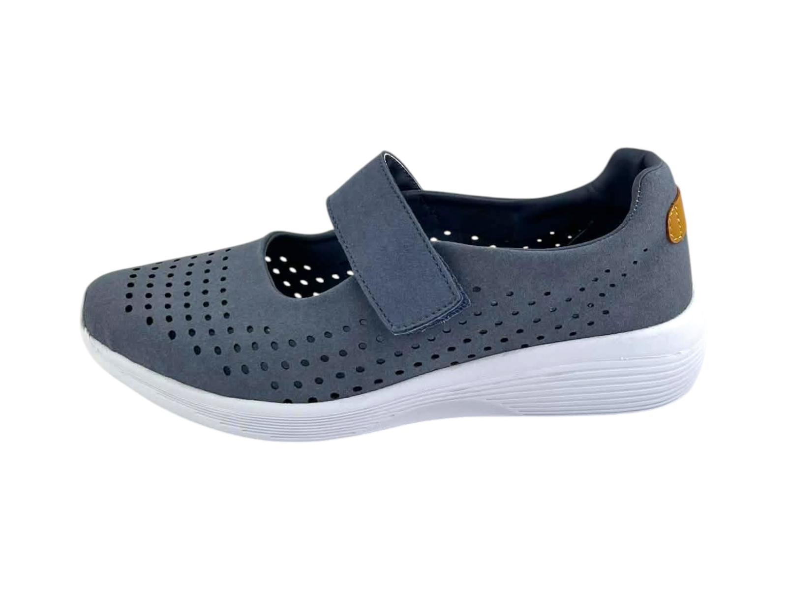 Vista lateral de zapato confort con cierre de tira de velcro, empeine perforado y detalle de tirador en color cuero.