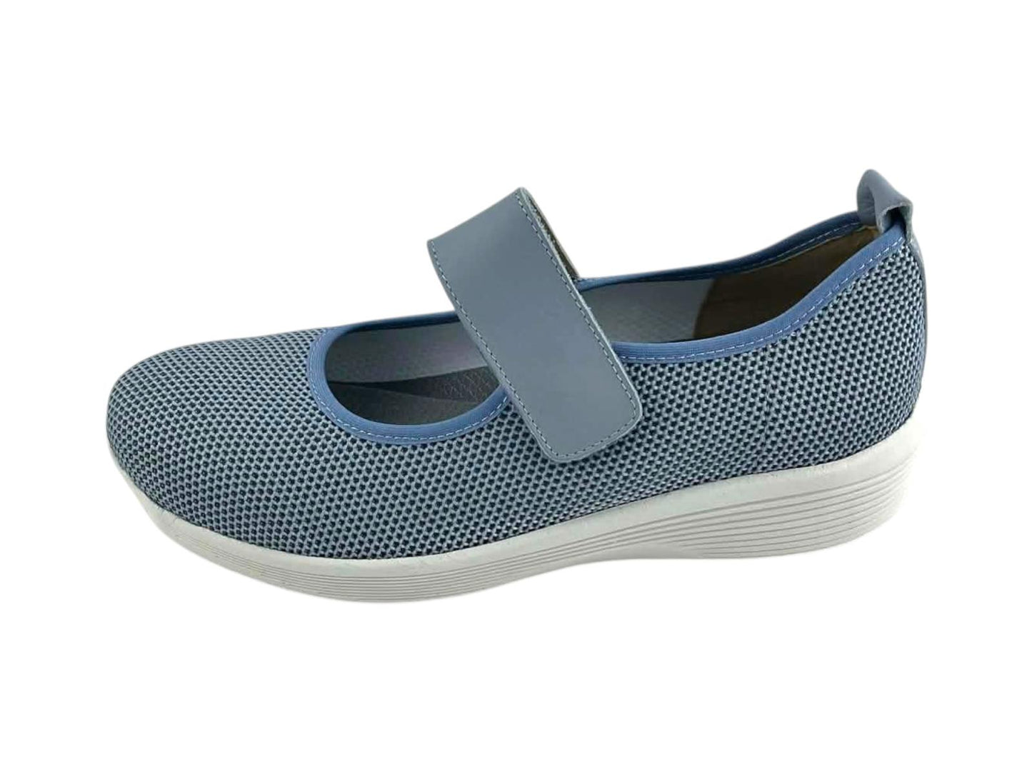 Vista lateral de zapato confort con empeine de rejilla transpirable, cierre ajustable y perfil anatómico ligero.
