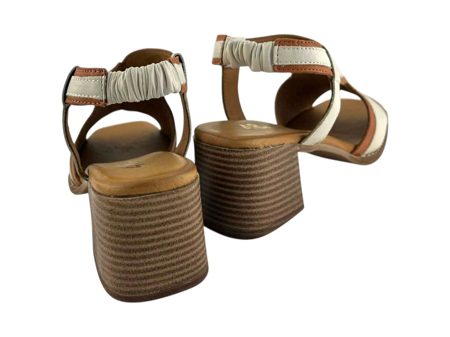 Vista posterior de sandalias con tira trasera elástica fruncida para un ajuste suave y tacón ancho con textura madera.