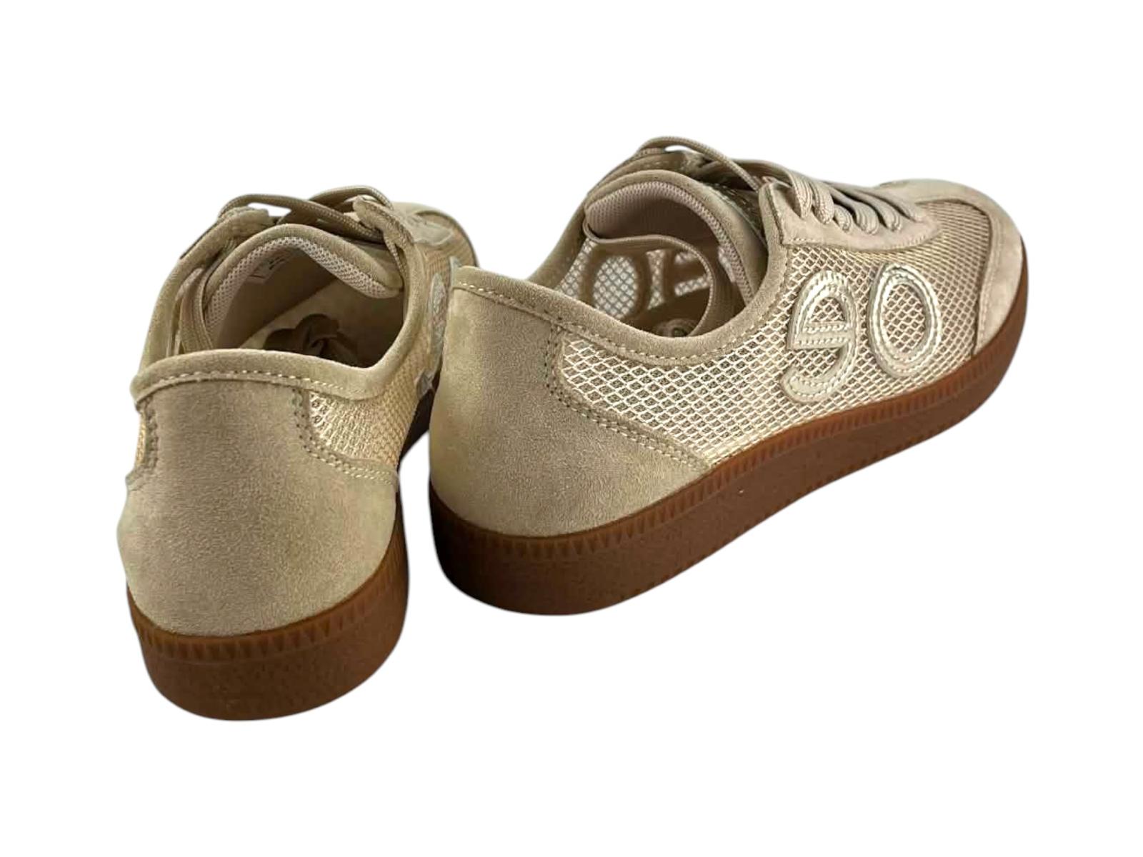 Perspectiva trasera de las zapatillas mostrando el refuerzo de ante en el talón y la suela de goma de perfil bajo.