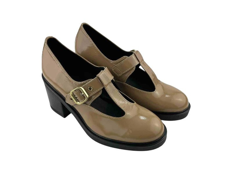 Merceditas con tacón cuadrado en piel genuina color beige, con tira en T, tacón grueso muy cómodo y hebillas doradas. 