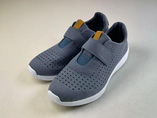 Zapatillas deportivas grises azuladas para mujer, con cierre de velcro, empeine calado transpirable y suela blanca ergonómica de gran ligereza.