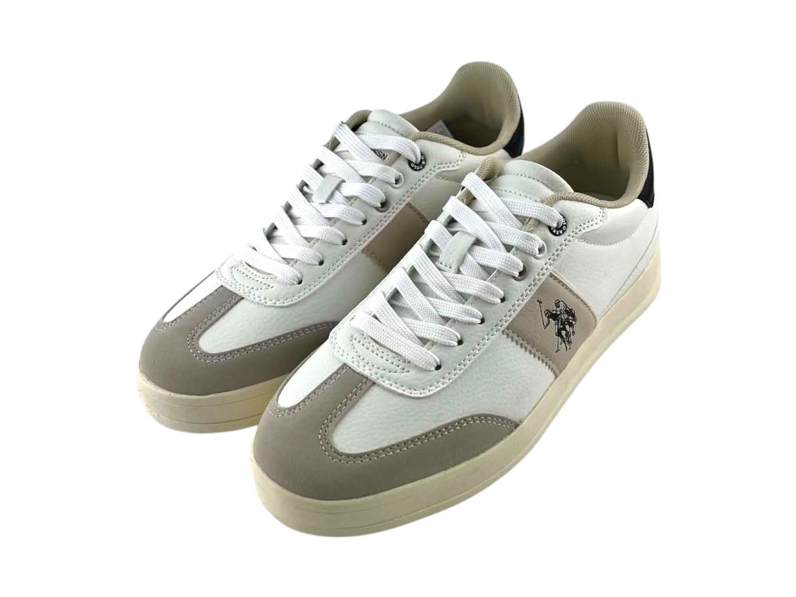 Vista en ángulo de las sneakers blancas de hombre U.S. Polo Assn., destacando la punteras y el logotipo bordado de la marca.