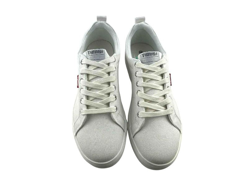 Vista frontal de unas zapatillas unisex, de lona de diseño clásico, de la marca Yumas, con logos en las lengüetas, con cordones sobre fondo blanco.