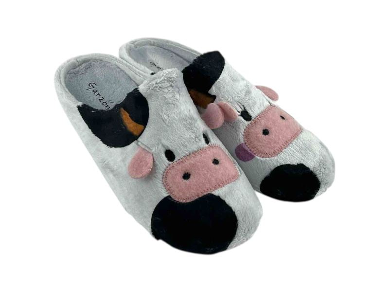 Vista lateral de unas divertidas pantuflas para mujer, en forma de vaca, muy cómodas, calentitas y de gran calidad. Suela de goma antideslizante.