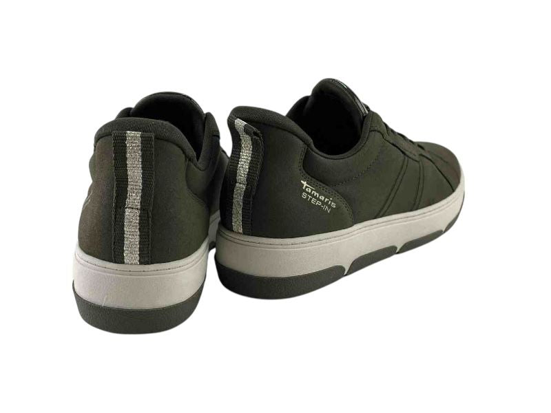 Zapatillas de la marca Tamaris para mujer, con cordones, cómodas y de sistema de calce Step-in en color verde militar y detalle de cinta dorada  y verde textil en el talón.