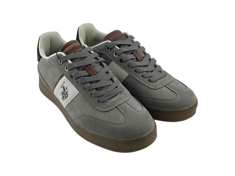 Zapatillas en piel sintética gris, con detalle en beige, café y verde. Logo de la marca en el lateral y en la parte de atrás.