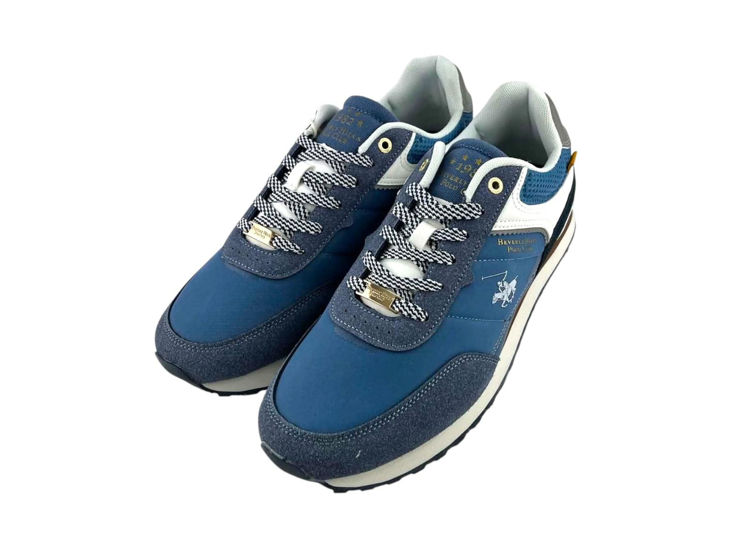 Perspectiva en ángulo de las sneakers de hombre Beverly Hills Polo Club, destacando la textura del tejido y los acabados premium con logo de la marca en lengüeta y talón.